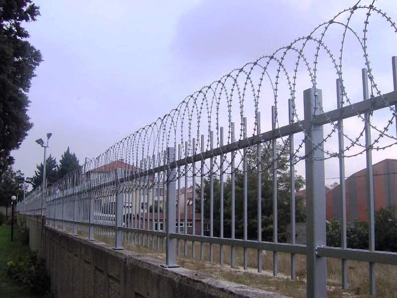 Düzlemsel Jiletli Tel